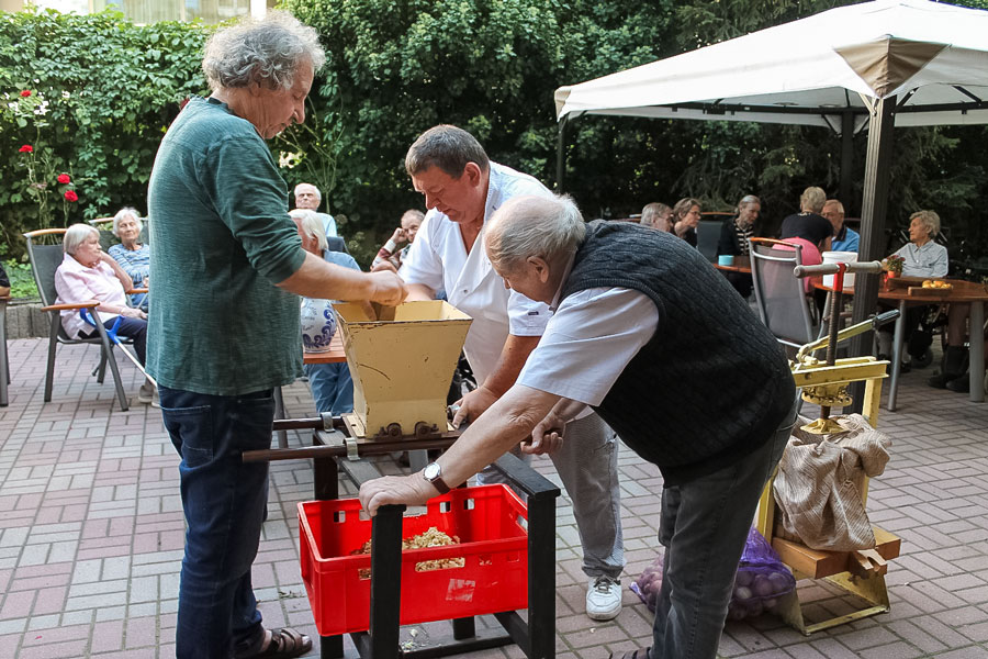 Bei unserem Kelterfest, als Teil des Herbstprogramms, mit Herrn Wöste können alle Teilnehmer*innen beim Keltern zuschauen, mitmachen und natürlich den frischen Süßen probieren; Foto: M. Graber-Dünow