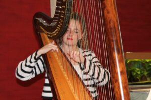 Zu unserem traditionellen Pfingstkonzert spielt in diesem Jahr die Harfenistin Estelle Friedrich; Foto: M. Graber-Dünow