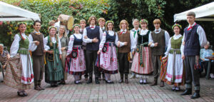 Gruppenbild der litauischen Folkloregruppe „Vasaris“; Foto: M. Graber-Dünow